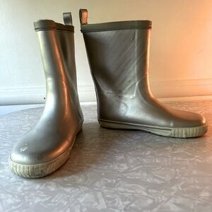 Silver Rain boot “Tretorn”
Mid-calf / Crème Fleece liner